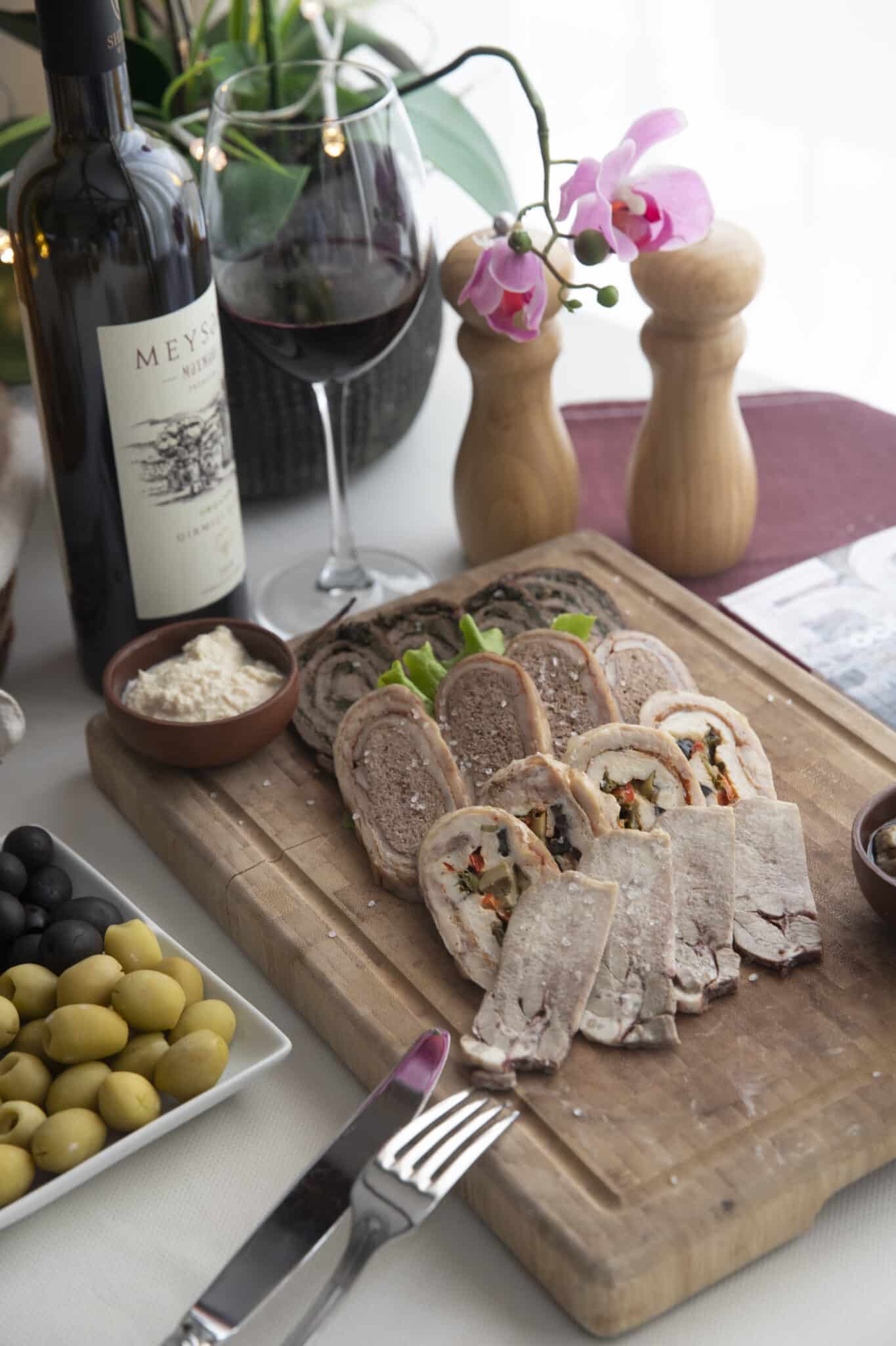 Pâté et terrine maison sur planche en bois