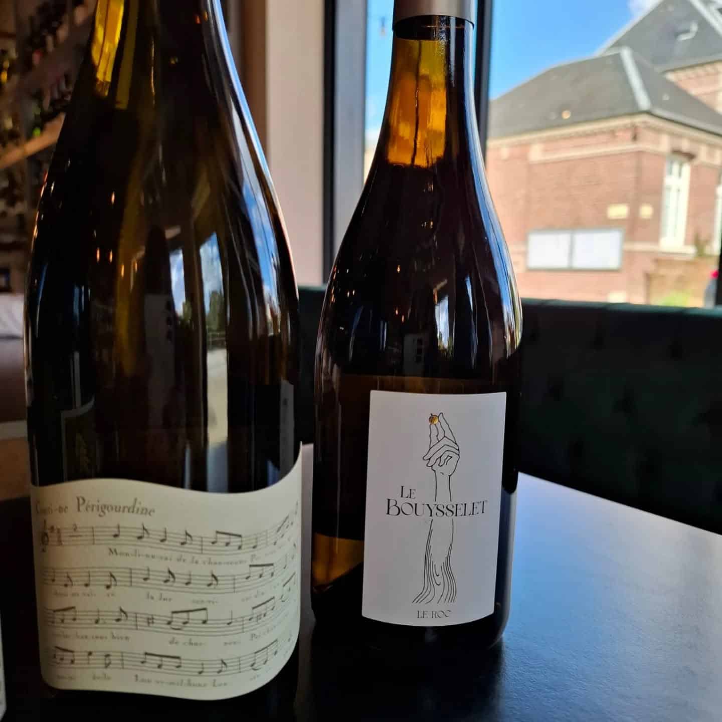 Bouteilles de vin blanc et pépites de la cave