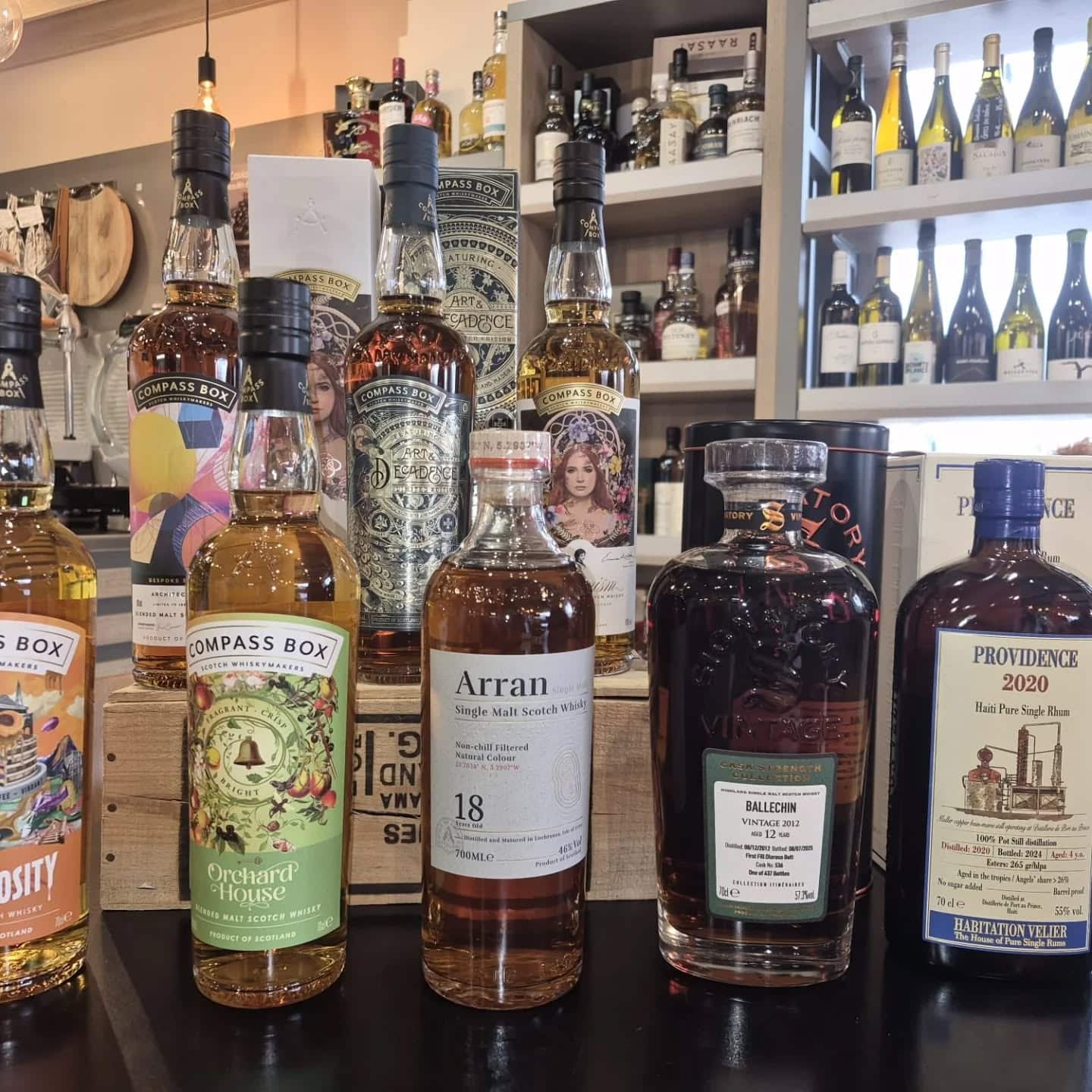 Bouteilles de spiritueux de la cave : whiskies Compass Box et Arran, rhum Providence