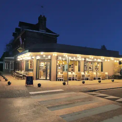 La devanture de M épicerie & comptoir à Montigny, le soir