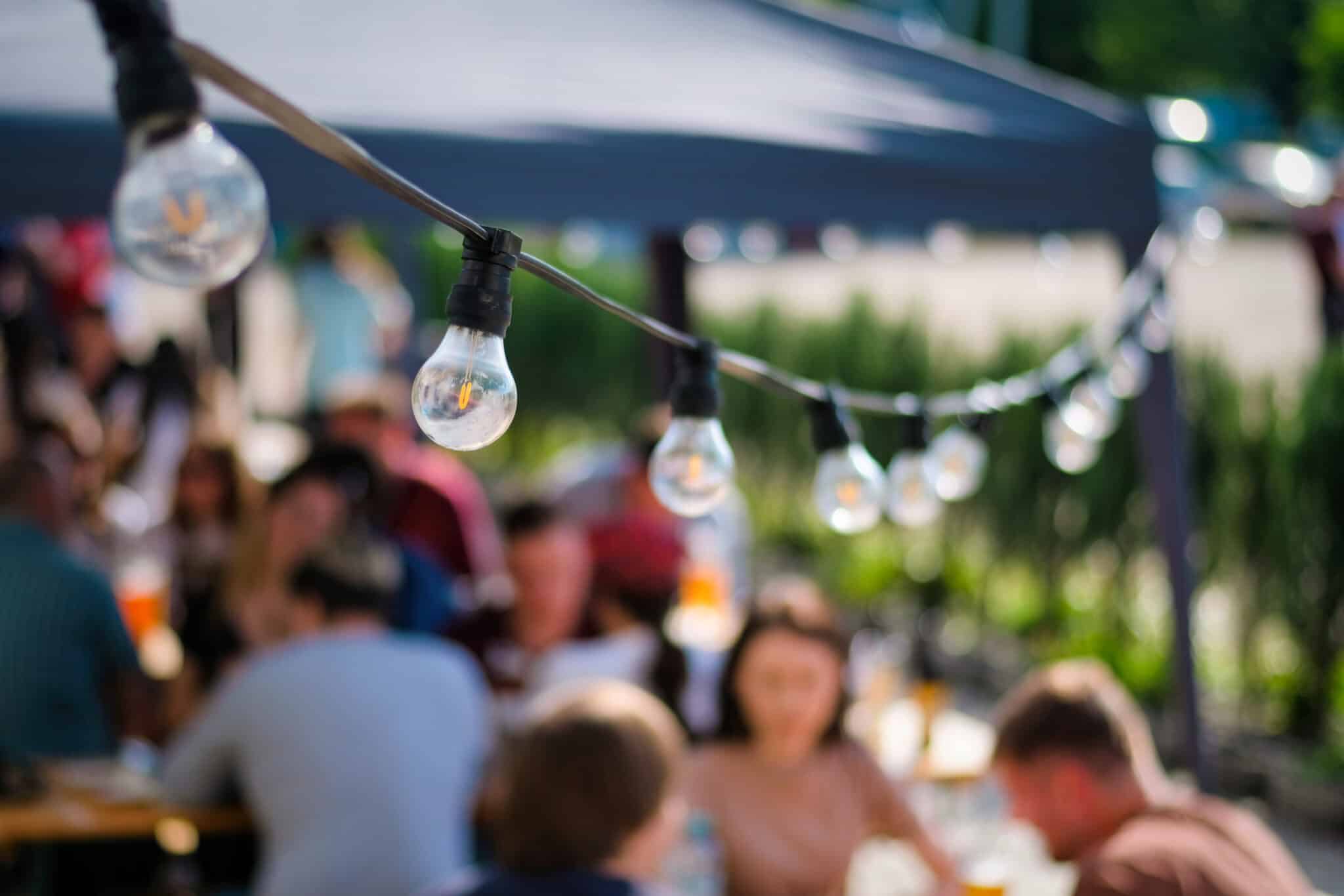 La guinguette en exterieur le soir a Montigny