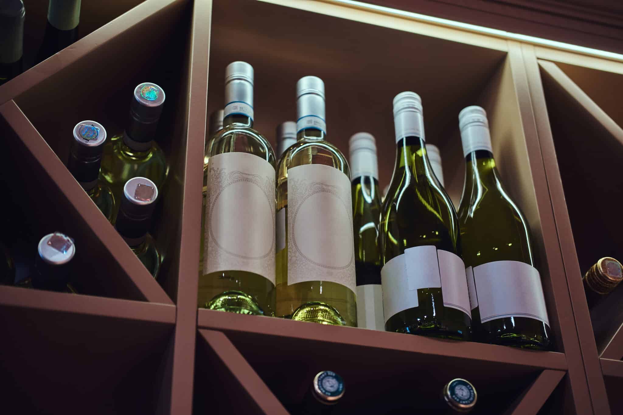 Bouteilles de vin de la cave et spiritueux