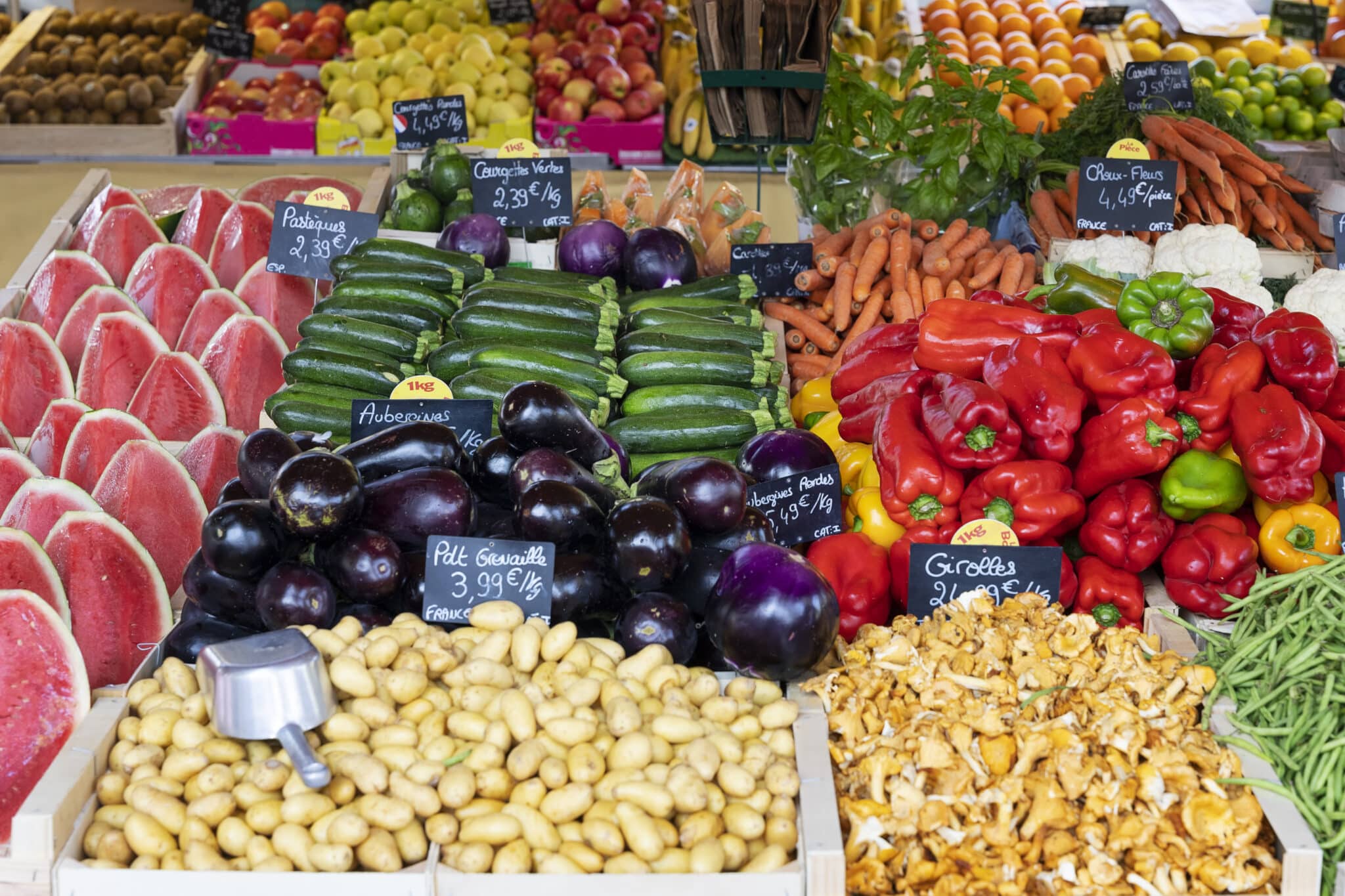 Etal de fruits et legumes frais de l'epicerie et primeur a Montigny