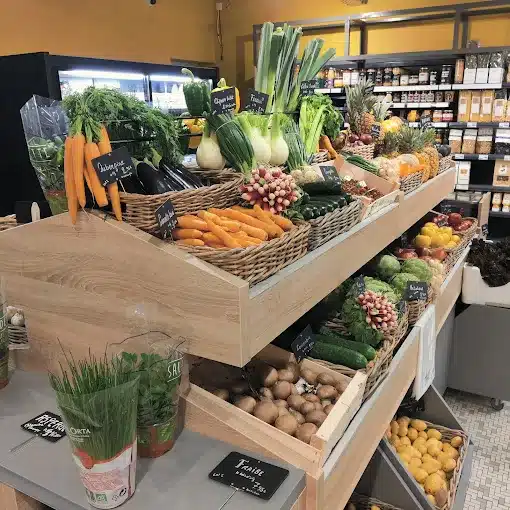 Fruits et legumes bio frais en rayon a l'epicerie