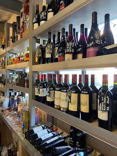 Bouteilles de vin rouge de la cave