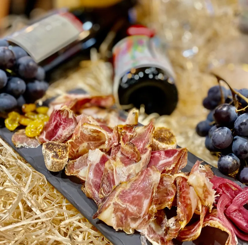 Planche de charcuterie sechee, raisins et figues pour une reception a Montigny
