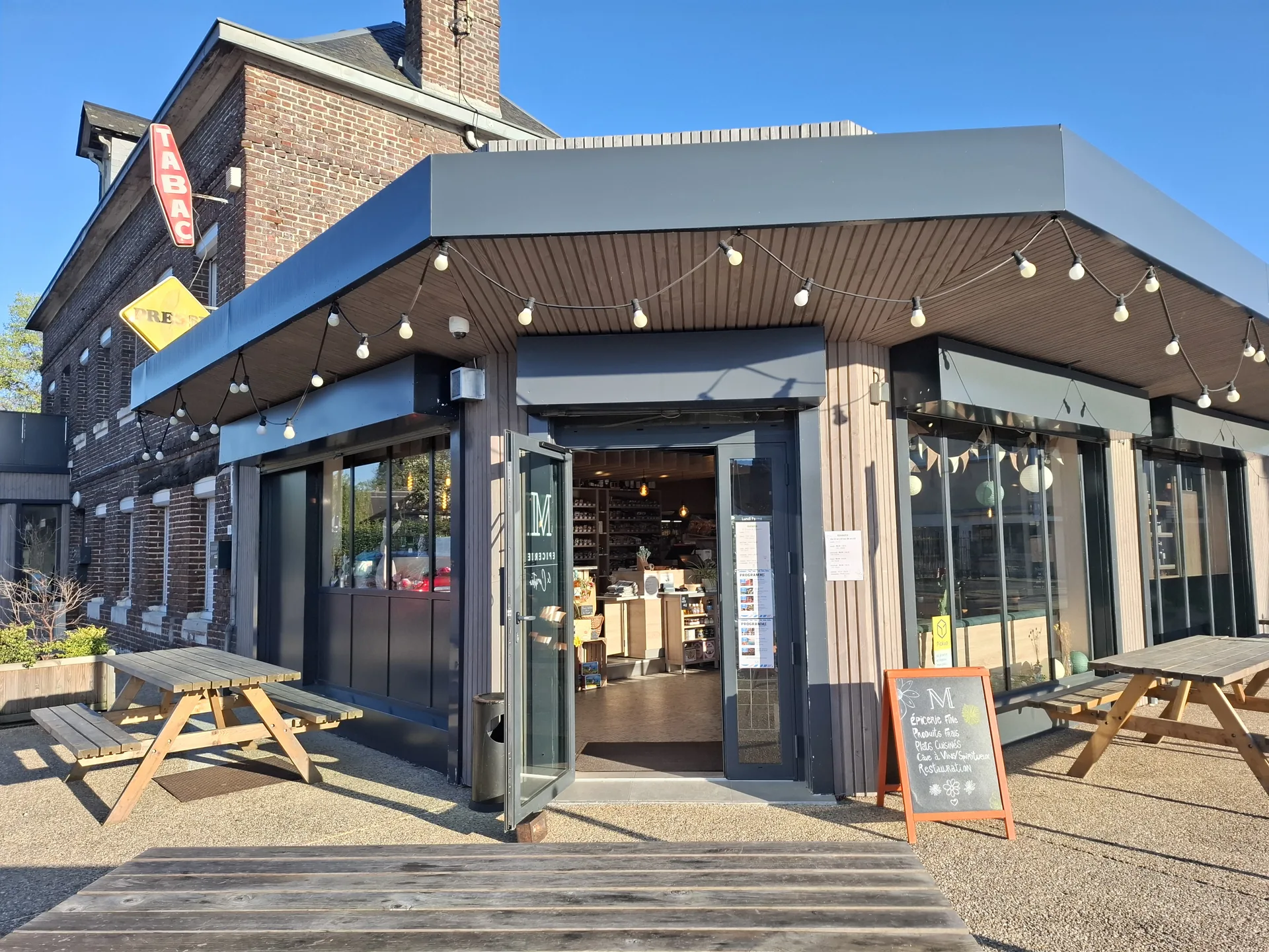 Devanture et terrasse du restaurant M epicerie & comptoir a Montigny (76380)