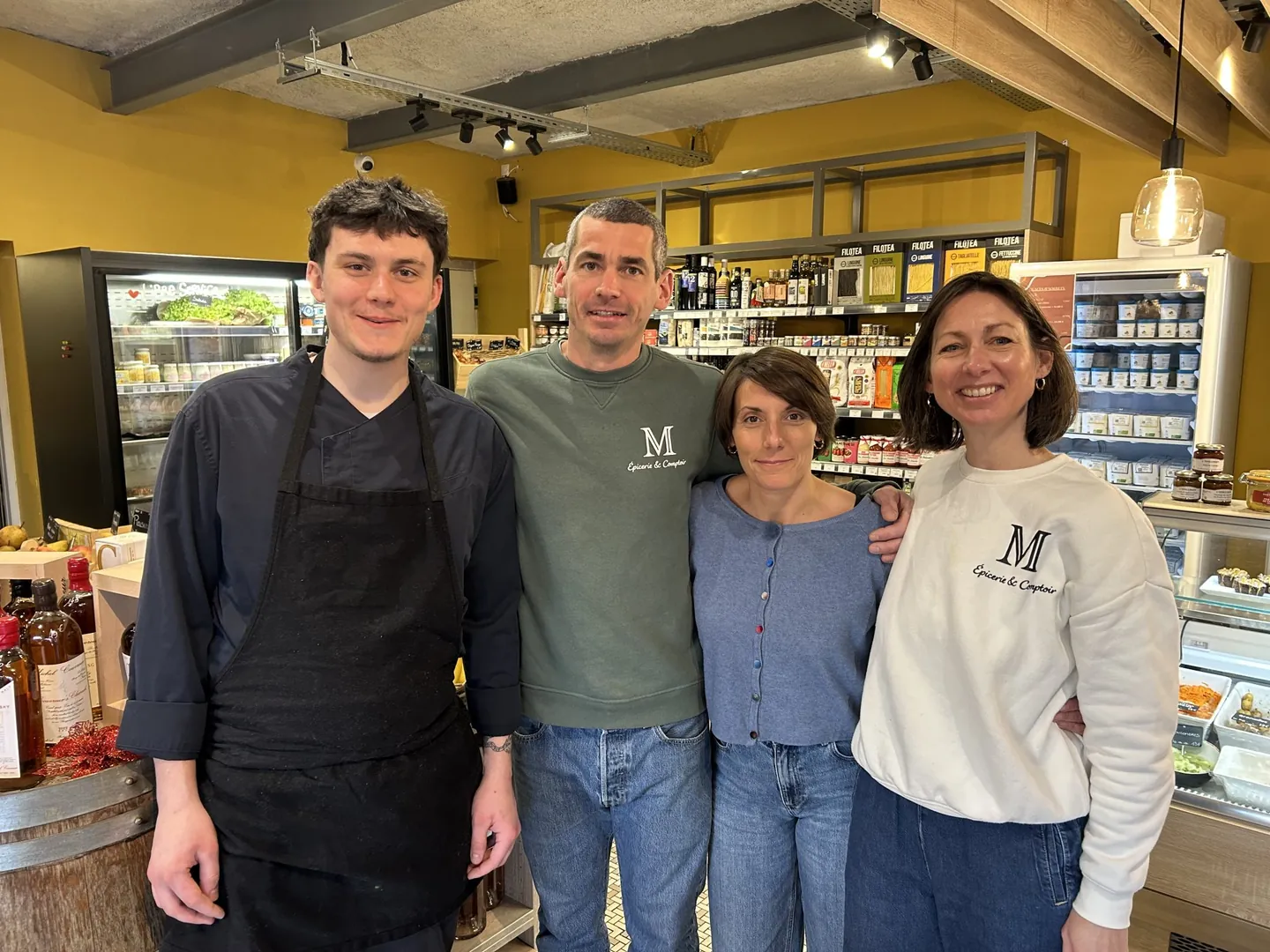 L'équipe de M épicerie & comptoir dans la boutique à Montigny (76380)