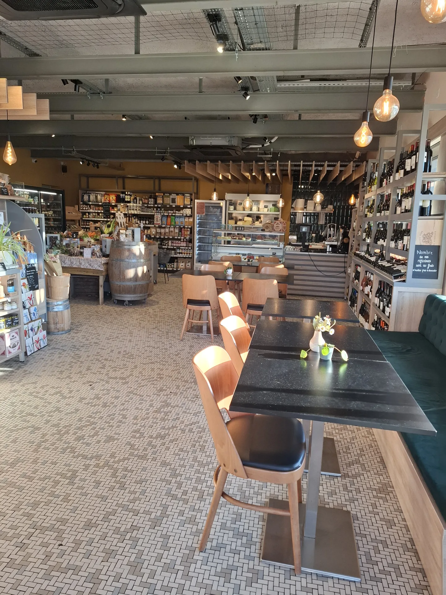 Interieur de la boutique a Montigny : comptoir, cave a vin et espace de degustation