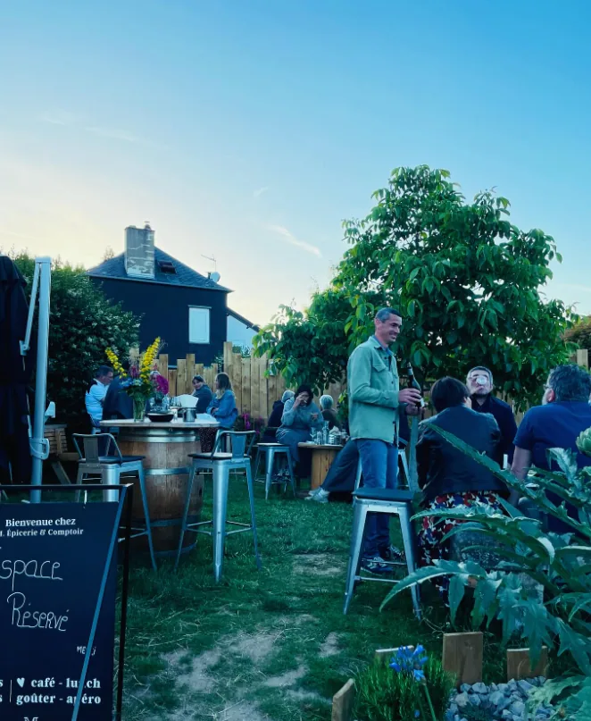 Clients reunis au jardin du restaurant a Montigny lors d une soiree d ete
